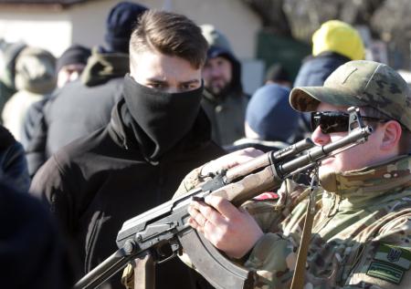 «Заканчивается хаосом»: Захарова о раздаче оружия гражданским на Украине