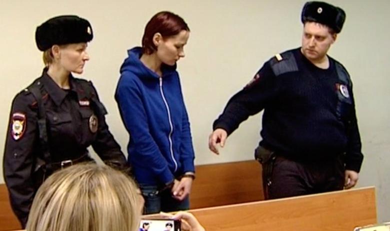 Надежда Куликова (по центру), оставившая на ночь шестилетнего сына в парке «Лосиный остров», во время избрания меры пресечения в Преображенском районном суде столицы
