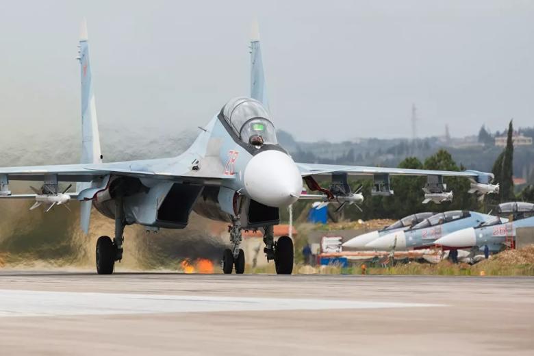 Истребители Су-27 ВКС России на авиабазе Хмеймим в Сирии