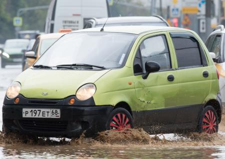 «Хлебанет»: автоэксперт объяснил, чем опасны глубокие лужи