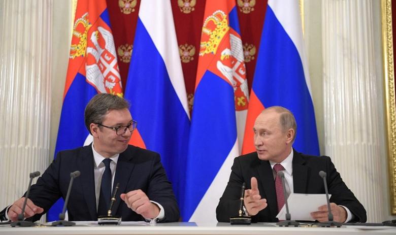 Глава Сербии Александр Вучич и президент РФ Владимир Путин (справа)