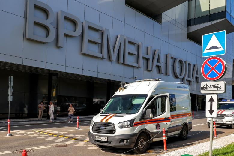 Сотрудники экстренных служб около ТЦ «Времена года»