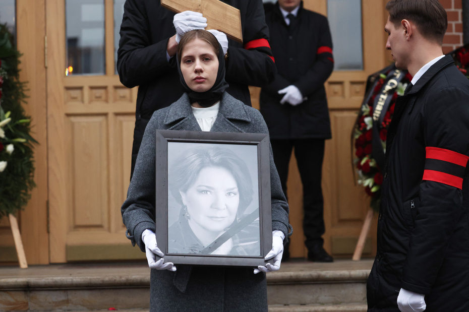 Слезы Максаковой, цветы от Белоусова: как прошли похороны Ларисы Голубкиной