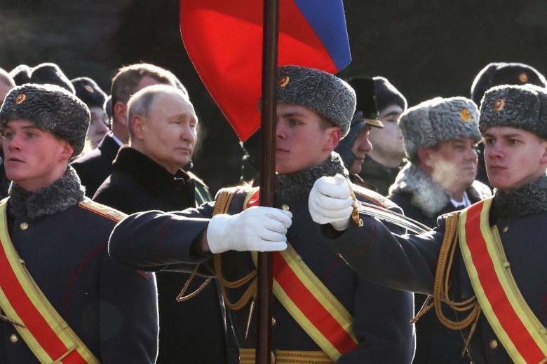 Владимир Путин на церемонии возложения венка к Могиле Неизвестного Солдата в Александровском саду у Кремлёвской стены в День защитника Отечества