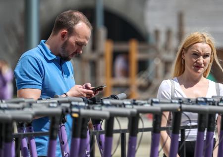 Тысячи аккаунтов пользователей электросамокатов заблокировали в Москве