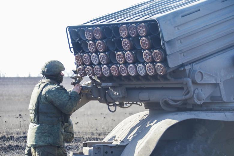 Работа реактивной системы залпового огня (РСЗО) «Град» в ходе специальной военной операции