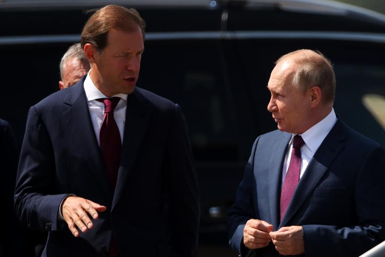 Президент России Владимир Путин и министр промышленности и торговли РФ Денис Мантуров (справа налево)
