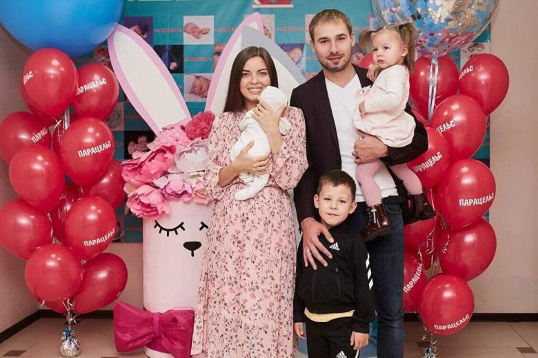Антон Шипулин с женой Луизой и детьми