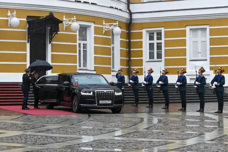Владимир Путин у обновленного автомобиля кортежа президента РФ Aurus Senat 