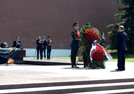 Путин возложил венок к Могиле Неизвестного Солдата в Москве