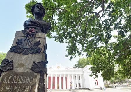 В украинском городе снесут памятники Пушкину и Высоцкому
