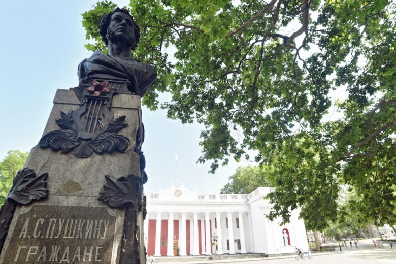 Памятник поэту А.С.Пушкину перед зданием Одесской городской думы