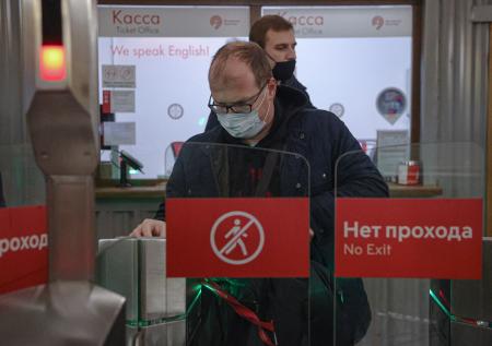 В Москве на «Охотном Ряду» пассажиров не пускают в метро без средств защиты