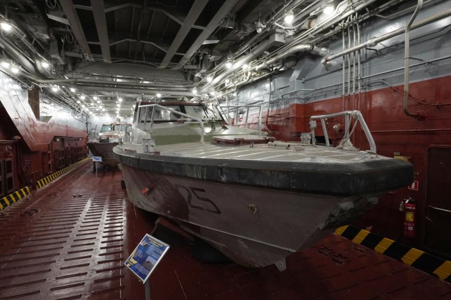 Пограничный сторожевой катер UMS-1000 М (BG-25, 2016 года выпуска) на выставке трофеев специальной военной операции на борту большого десантного корабля «Иван Грен» в Санкт-Петербурге