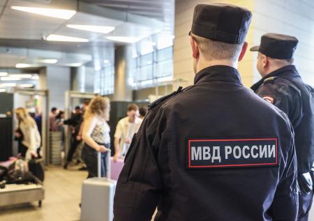 Полиция задержала российского гонщика за скандал в аэропорту