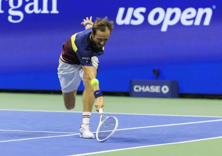 Медведев проиграл Джоковичу в финале US Open