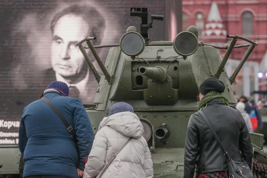 Посетители около макета танка  в интерактивном музее, посвященном истории обороны Москвы на Красной площади в Москве