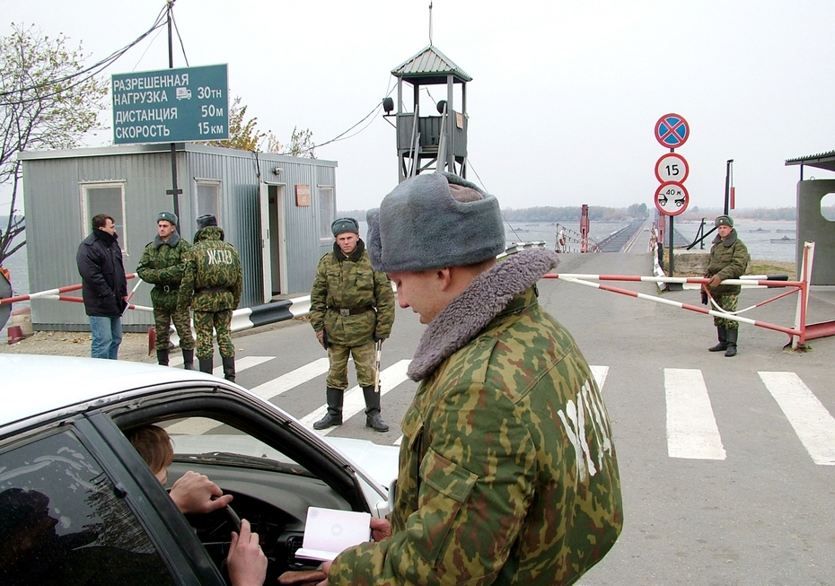 Пограничная зона в селе Казакевичево у понтонной переправы на остров Большой Уссурийский, 2004 год