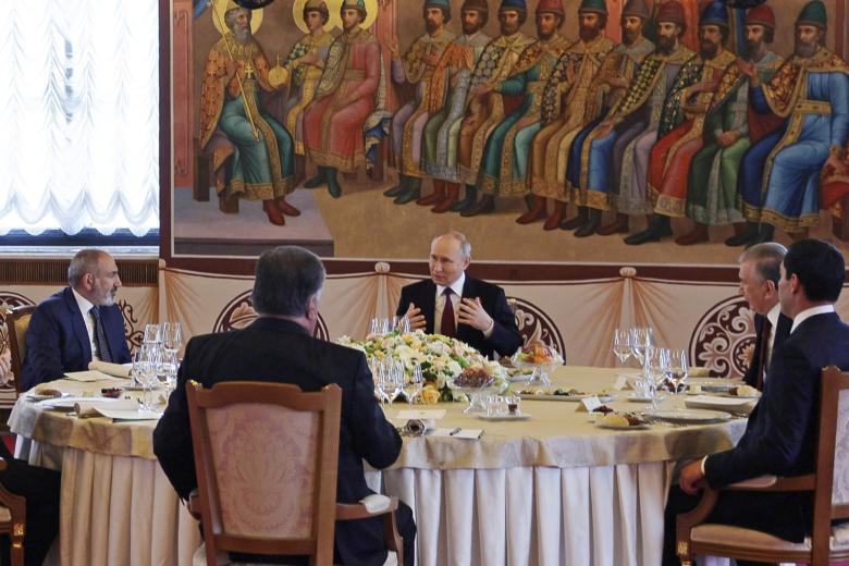 Президент РФ Владимир Путин (в центре), премьер-министр Армении Никол Пашинян (слева), президент Туркмении Сердар Бердымухамедов и президент Узбекистана Шавкат Мирзиеев (справа налево) во время рабочего завтрака глав государств - участников СНГ в Кремле