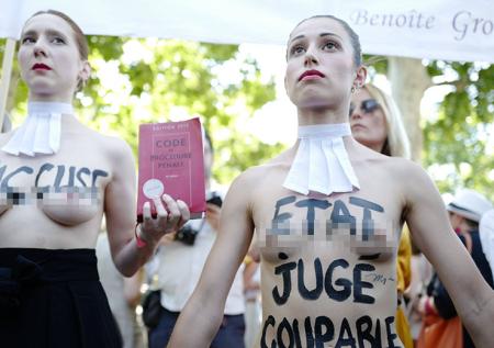 Активистки Femen провели в Париже акцию в поддержку лесов Амазонии