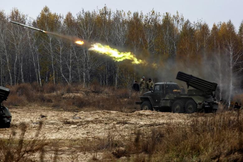 Украинские военнослужащие стреляют из реактивных систем залпового огня БМ-21 «Град»