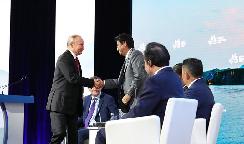 Владимир Путин и Синдзо Абэ 