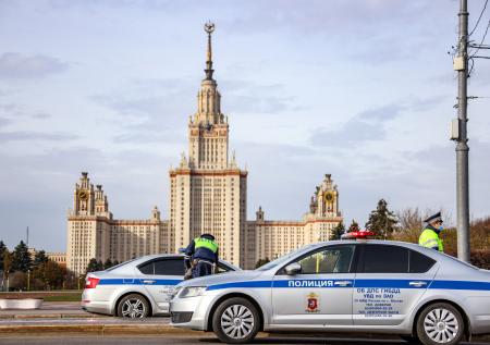 Более 20 человек залезли на звезду здания МГУ в День города 
