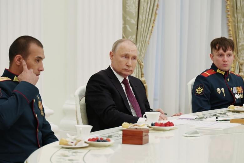 Президент РФ Владимир Путин и военнослужащие 127-й мотострелковой дивизии 5-й общевойсковой армии Вооруженных сил РФ — члены экипажа танка Т-80 «Алеша»