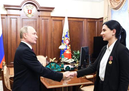 Путин передал звезду Героя России дочери полковника Качуры
