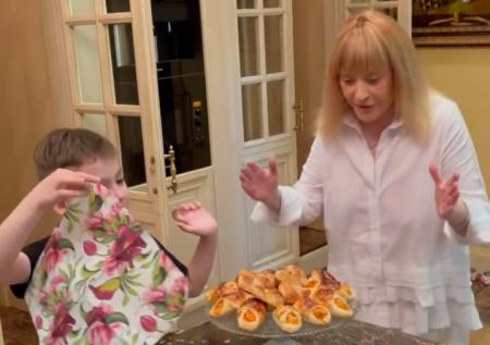 «Потрясающая»: моложавая Пугачёва получила вкусный сюрприз от сына