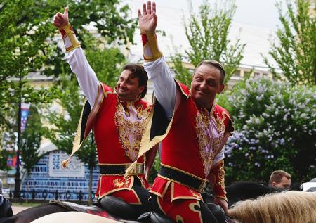 Братья Запашные провели парад в центре Петербурга 