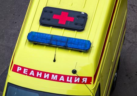 Сорванная ветром с ТЦ вывеска упала на девушку в Москве