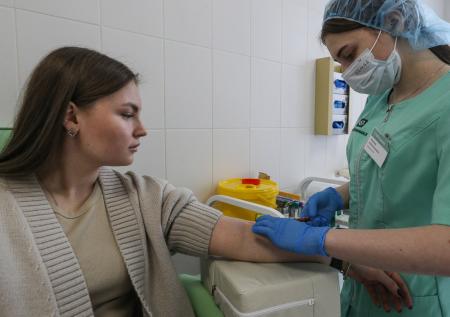 Российских врачей можно будет различать по цвету штанов