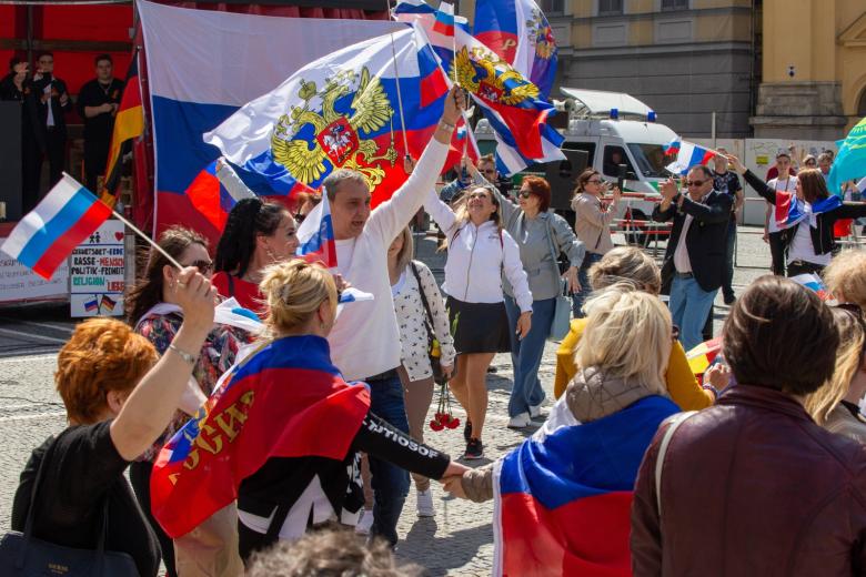 100 человек собрались в Мюнхене, Германия, в знак протеста против русофобии, дружбы между Россией и Германией