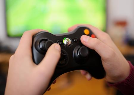 В Англии Xbox One X начала управлять электрокамином