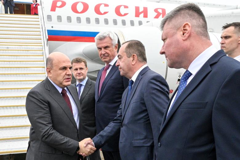 Михаил Мишустин (слева) во время прибытия в международный аэропорт Магадан (Сокол) имени В. С. Высоцкого