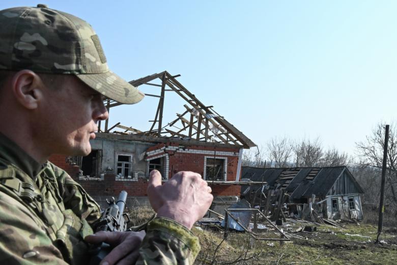 Военнослужащий РФ на территории освобожденной деревни Орловки в Суджанском районе Курской области