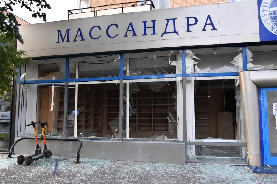 На месте происшествия, где произошла атака беспилотника, на Комсомольском проспекте в Москве