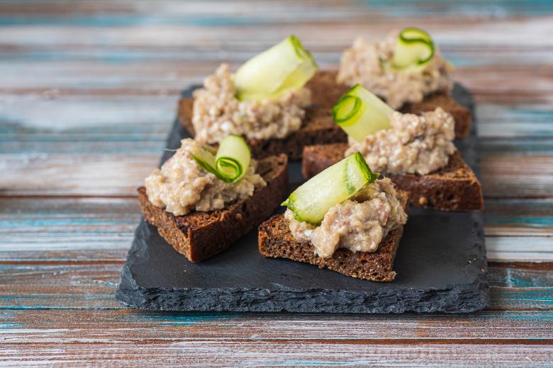 Самый вкусный бутерброд с селедкой на праздничный стол: хлеб и форшмак