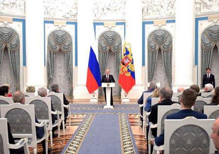 Путин вручит золотые медали Героям Труда России