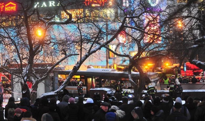 Последствия ДТП с участием рейсового автобуса на Кутузовском проспекте