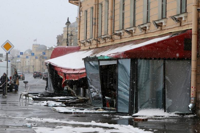 Место взрыва в кафе на Университетской набережной в Санкт-Петербурге