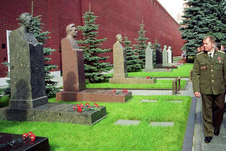 Некрополь у стен Кремля на Красной площади