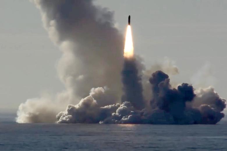  Во время залпового пуска баллистических ракет «Булава» с ракетного подводного крейсера стратегического назначения Северного флота РФ «Юрий Долгорукий»