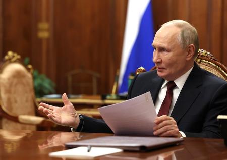 Путин назвал героями людей «за ленточкой»