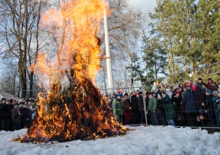 Эксперт назвала сожжение чучела коронавируса полезным новогодним ритуалом 