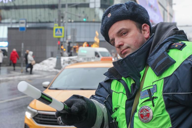 Сотрудник ДПС ГИБДД во время дежурства