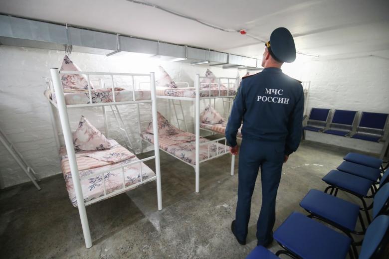Сотрудник МЧС проверяет помещение бомбоубежища в жилом доме