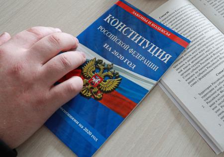 Путин подписал закон о главенстве Конституции в семейном законодательстве