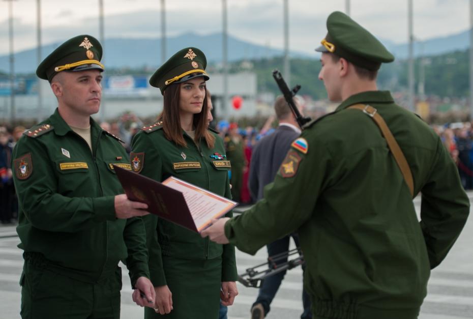 Новобранец на церемонии принятия присяги в Олимпийском парке. В центре - двукратная олимпийская чемпионка, капитан Елена Исинбаева, Сочи 2015 год